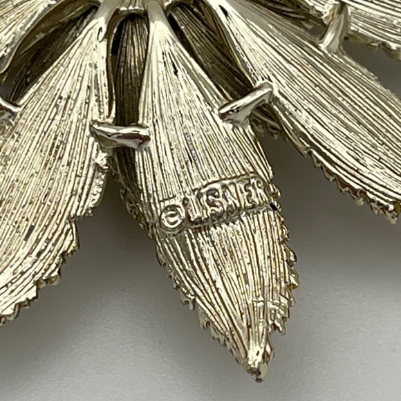 Vintage Lisner Gold Tone Faux Pearl Center Flower Brooch - Picture 3 of 7